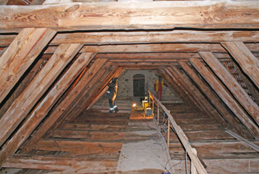 Holzschutzarbeiten im Dachstuhl der Kirche Kölzow